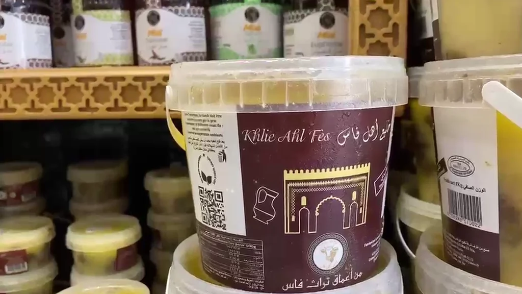 Pot de khlii Khlie Ahl Fès sur une étagère en bois sculpté